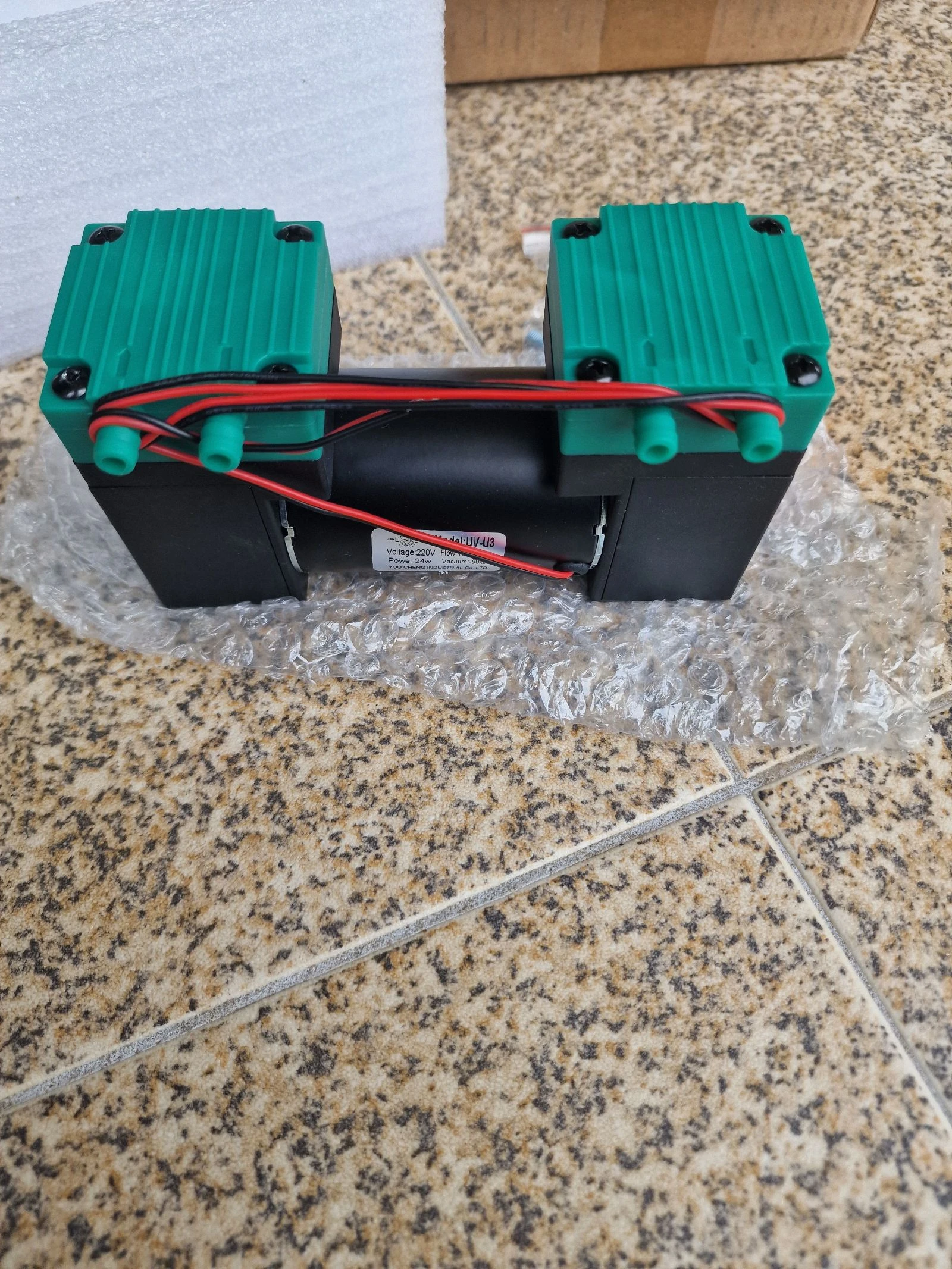 microbomba de vácuo de diafragma de dupla cabeça, comumente usada em instrumentos de beleza ou equipamentos médicos silenciosos.O motor opera com tensão de 220V e tem uma potência de 24W, oferecendo fluxo de ar e sucção 